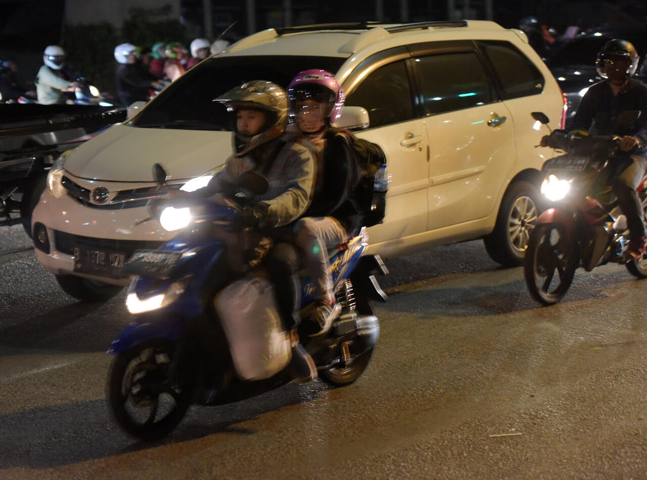 Pemudik Pakai Motor Melintasi Jalan Kalimalang