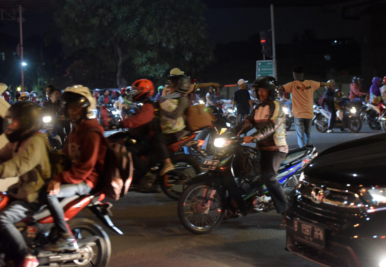 Pemudik Pakai Motor Melintasi Jalan Kalimalang