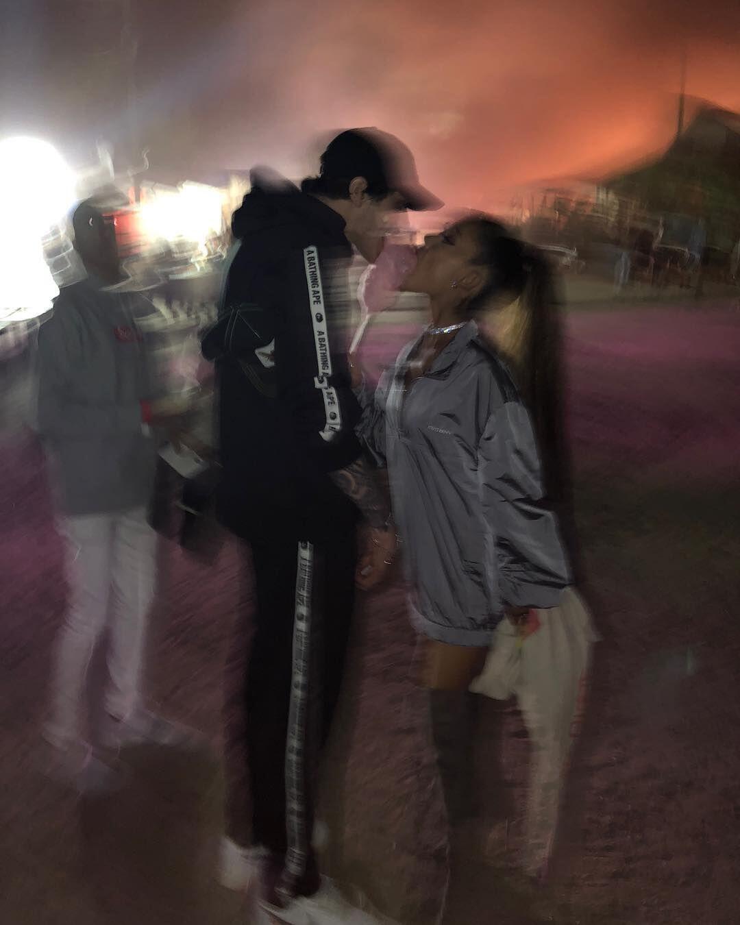 Pacaran Hitungan Minggu Lalu Tunangan, Ini 10 Potret Ariana & Pete
