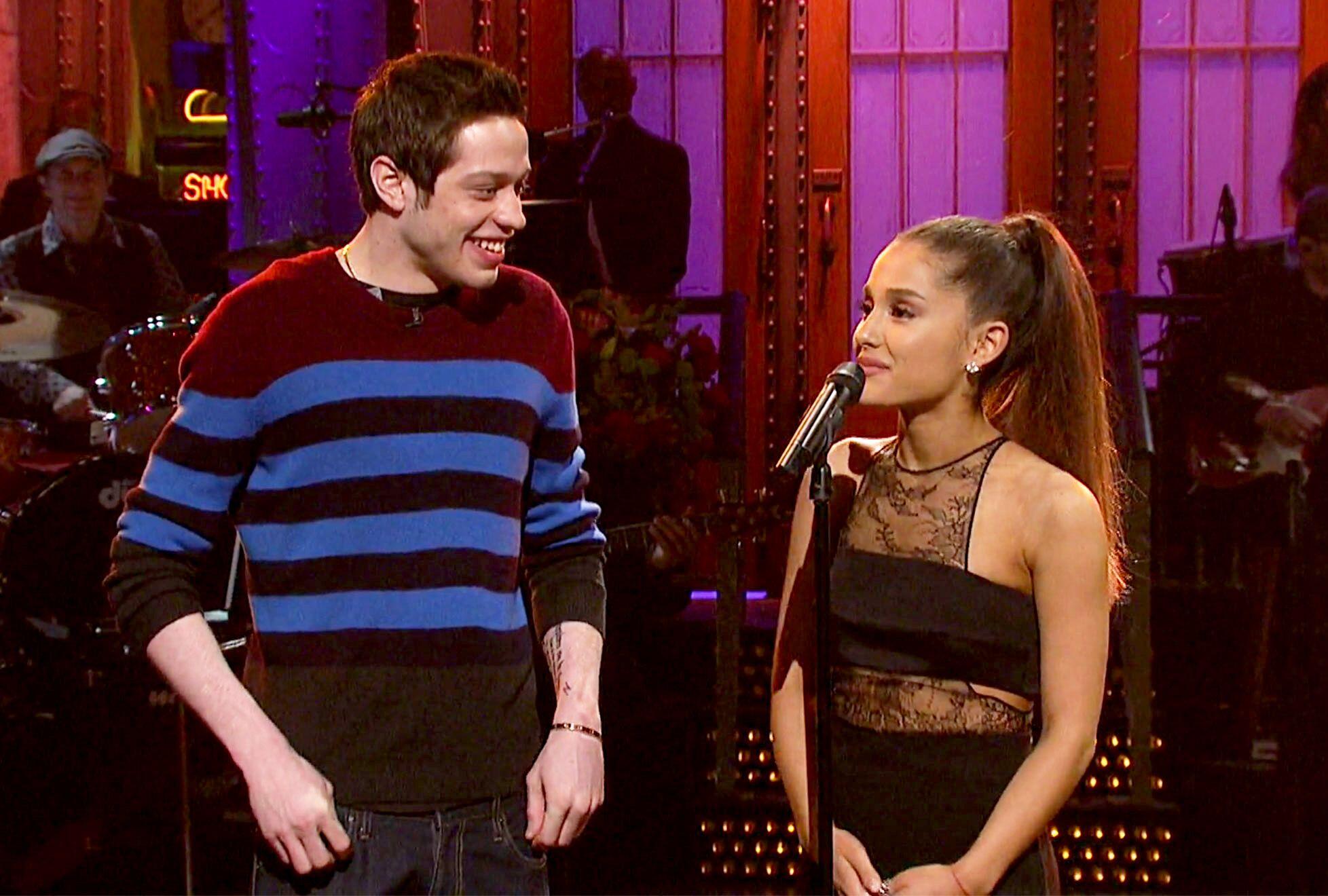 Pacaran Hitungan Minggu Lalu Tunangan, Ini 10 Potret Ariana & Pete