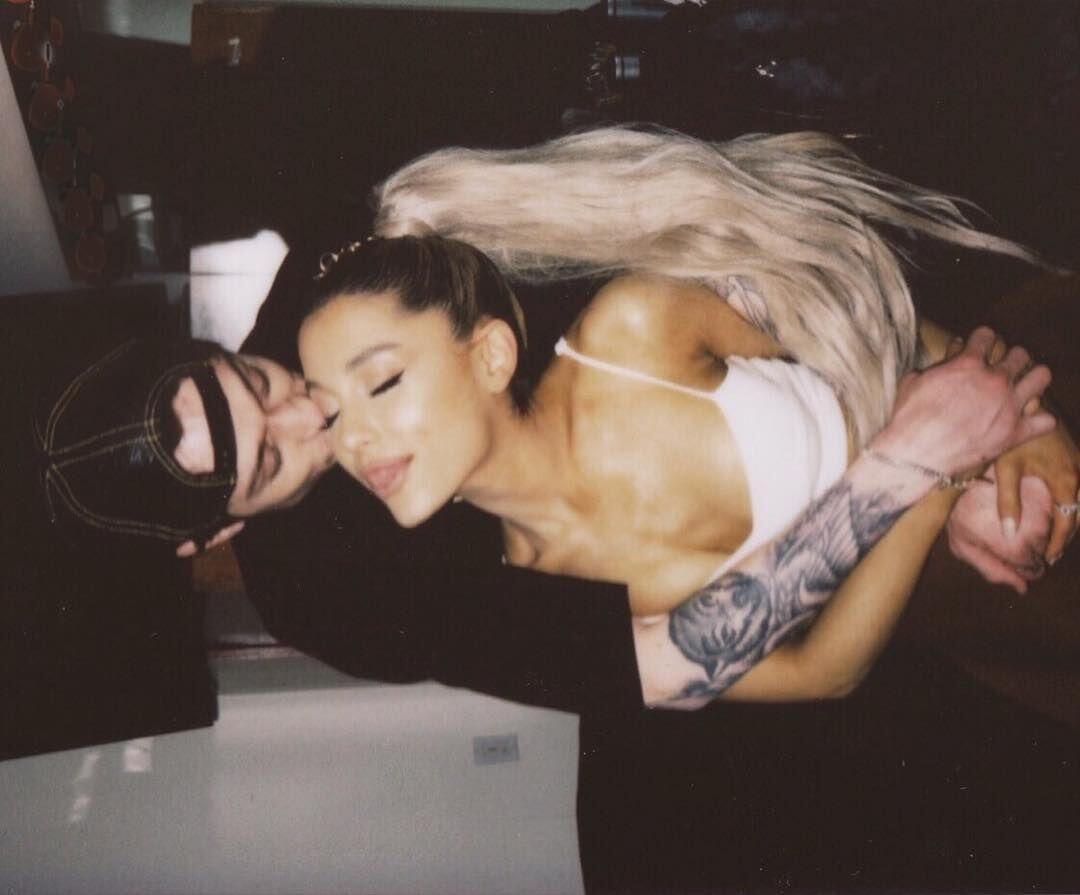 Pacaran Hitungan Minggu Lalu Tunangan, Ini 10 Potret Ariana & Pete