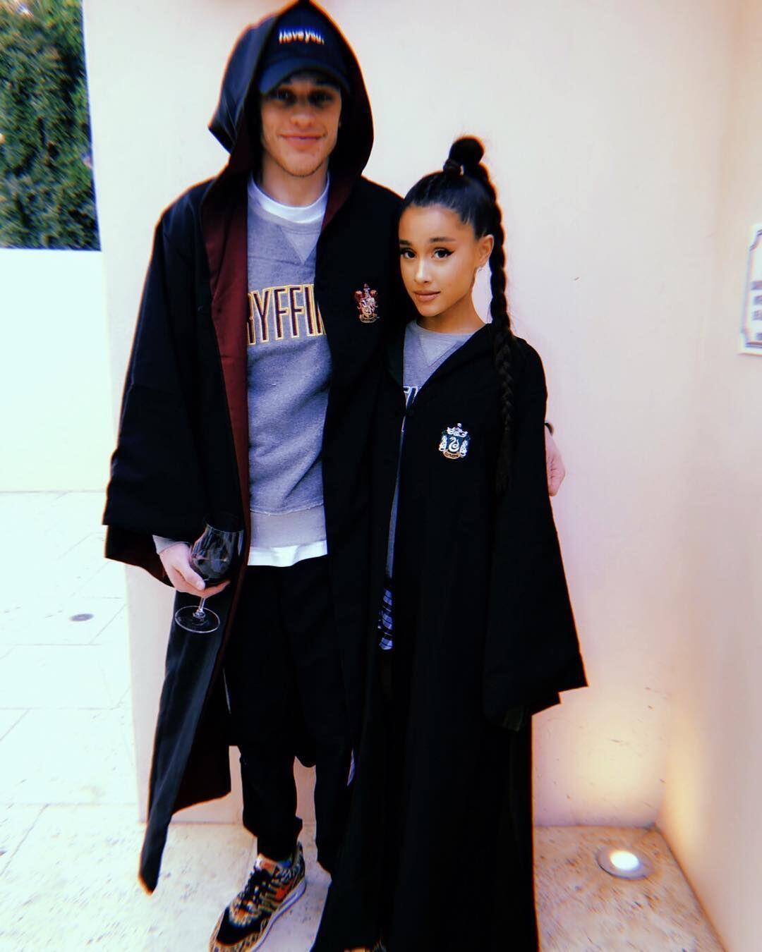 Pacaran Hitungan Minggu Lalu Tunangan, Ini 10 Potret Ariana & Pete