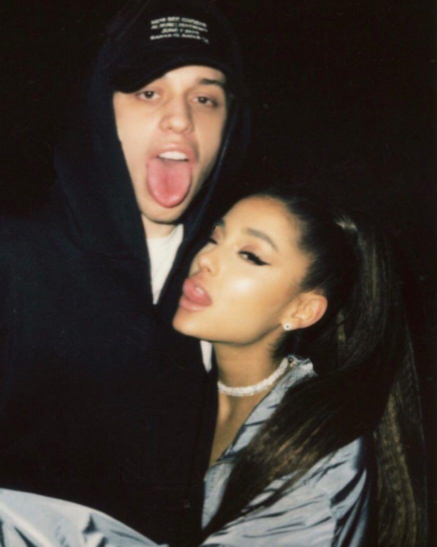 Pacaran Hitungan Minggu Lalu Tunangan, Ini 10 Potret Ariana & Pete