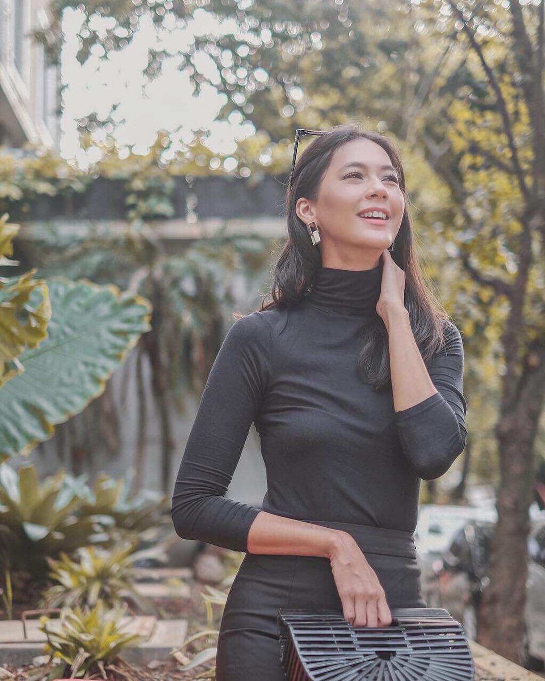 10 Pesona Paula Verhouven, "Teman Spesial" Presiden Jomblo Baim Wong