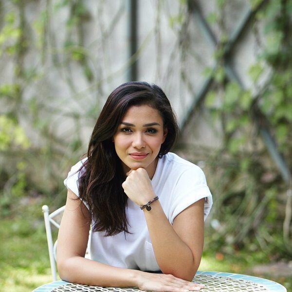 10 Style Fashion ala Adinia Wirasti Saat Liburan, Instagramable Abis!