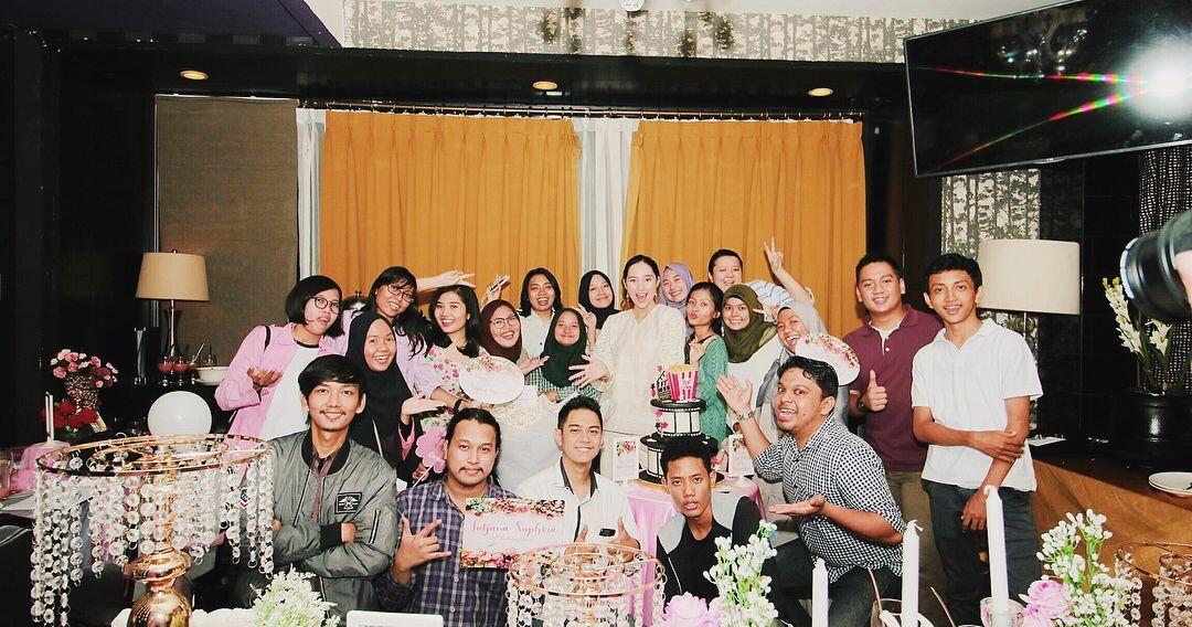 8 Potret Kehangatan Artis Buka Bareng Fans, Bak Keluarga Sendiri