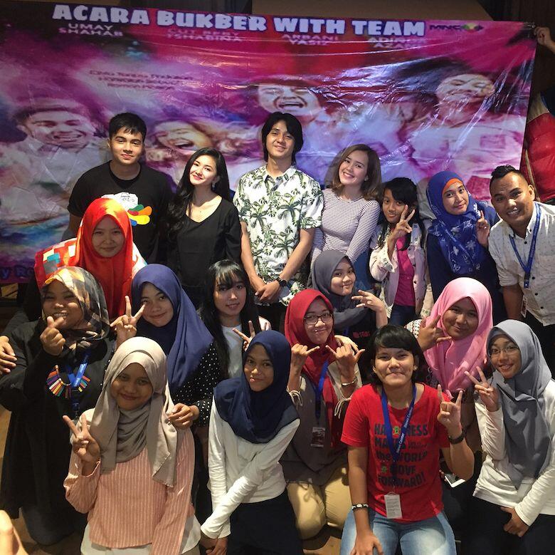 8 Potret Kehangatan Artis Buka Bareng Fans, Bak Keluarga Sendiri