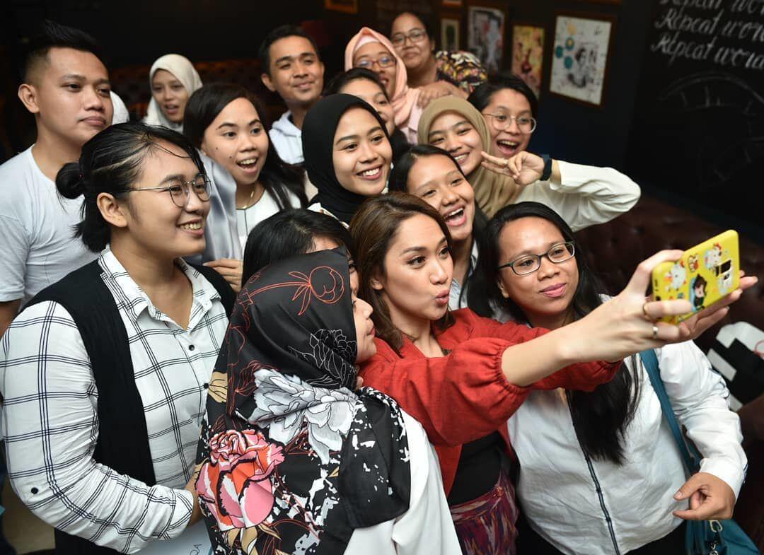 8 Potret Kehangatan Artis Buka Bareng Fans, Bak Keluarga Sendiri
