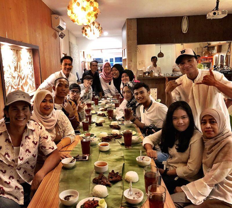 8 Potret Kehangatan Artis Buka Bareng Fans, Bak Keluarga Sendiri