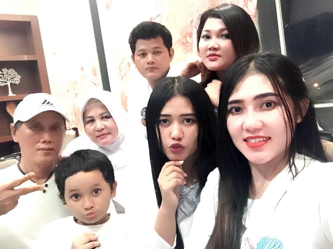 Di Puncak Karier, 10 Potret Sederhana Via Vallen Bersama Keluarga