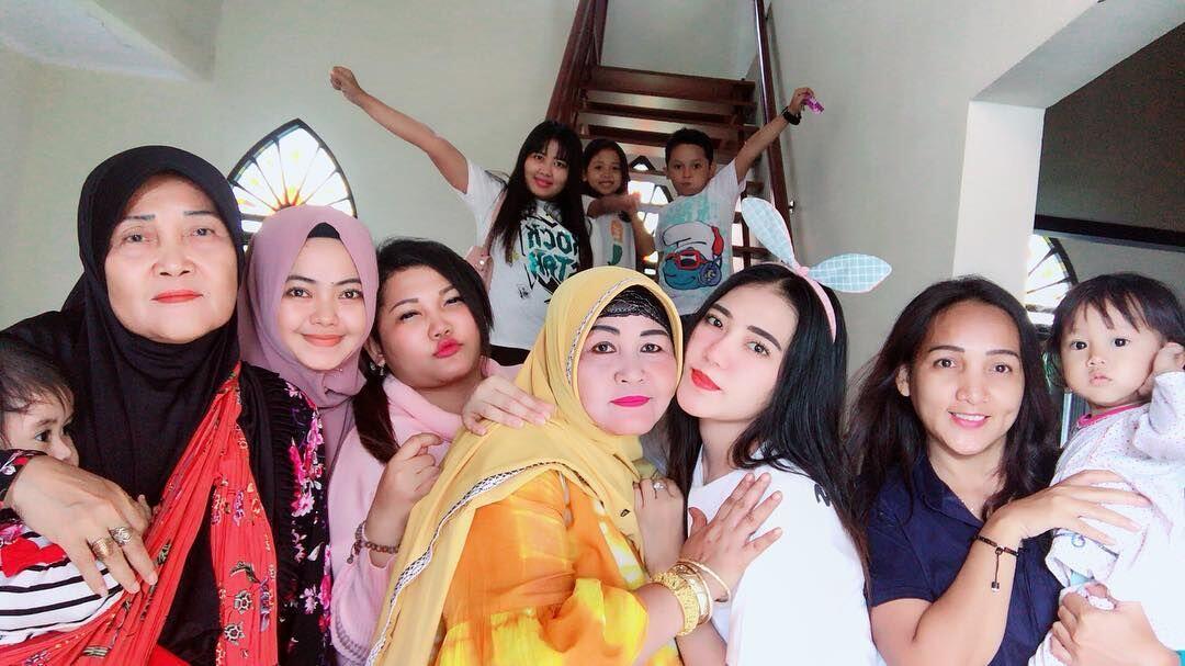 Di Puncak Karier, 10 Potret Sederhana Via Vallen Bersama Keluarga