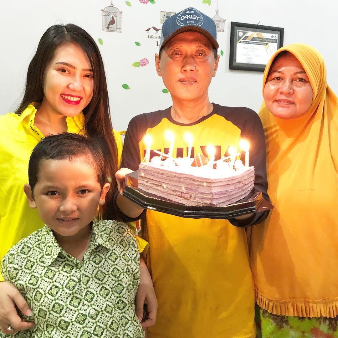 Di Puncak Karier, 10 Potret Sederhana Via Vallen Bersama Keluarga