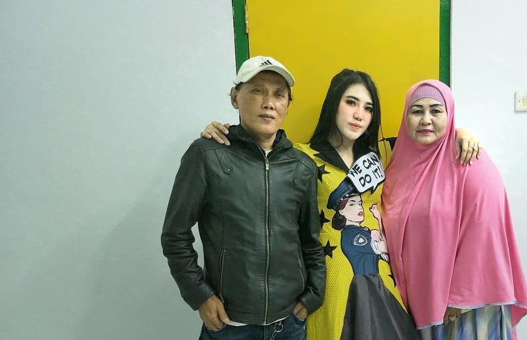 Di Puncak Karier, 10 Potret Sederhana Via Vallen Bersama Keluarga