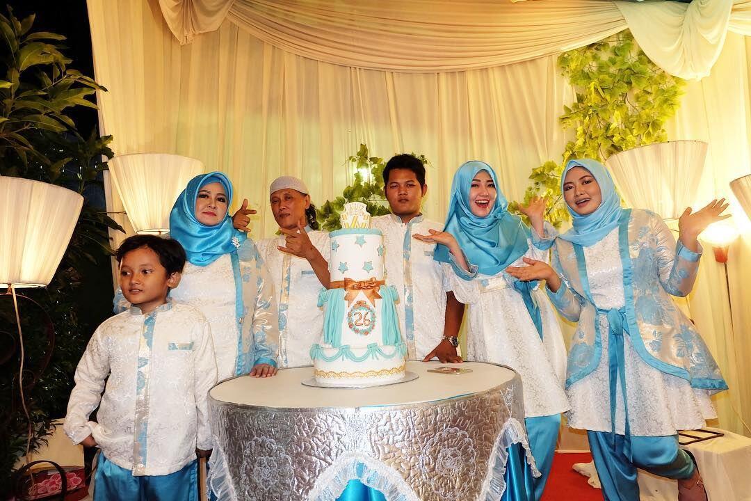 Di Puncak Karier, 10 Potret Sederhana Via Vallen Bersama Keluarga