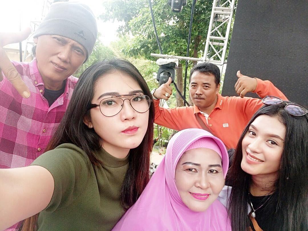 Di Puncak Karier, 10 Potret Sederhana Via Vallen Bersama Keluarga