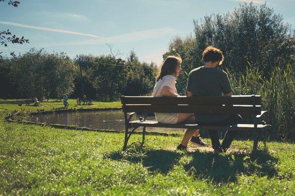 Girls, 7 Tanda Ini Menunjukkan Dia Hanya Menganggapmu Teman Biasa