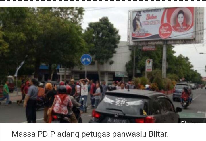 Massa PDIP Adang Panwaslu Copot Baliho Soekarno