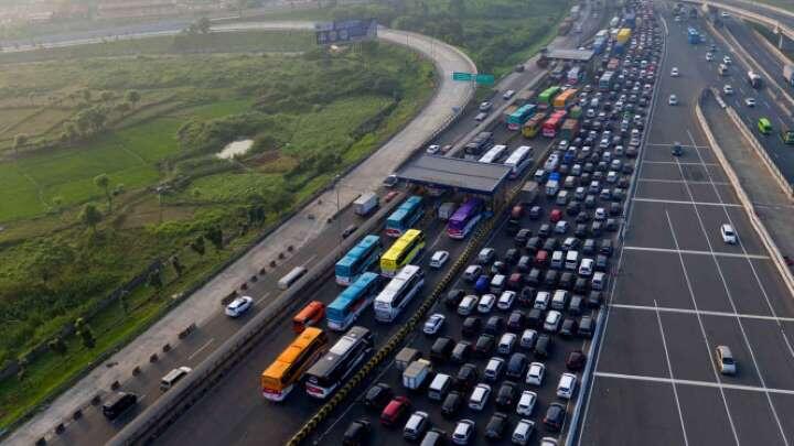 Puncak Mudik Fase II, Tol Cikampek Macet 20 Kilometer