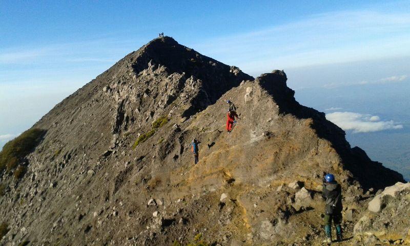 Naik Gunung Bukan Untuk Anak Manja! Tapi..