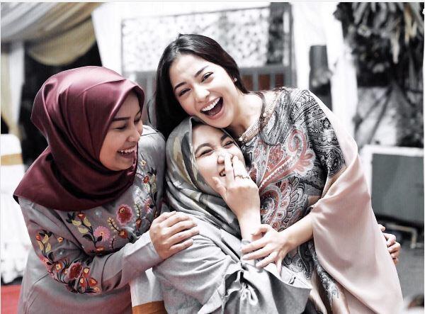 Mencuri Perhatian Saat Hari Raya Tiba? Kaftan Ala Selebritis Cantik Ini Layak Dicoba