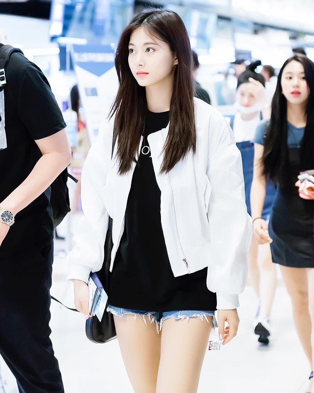 9 Outfit Chic ala Tzuyu Twice, Simple Banget lho Buat Ditiru!