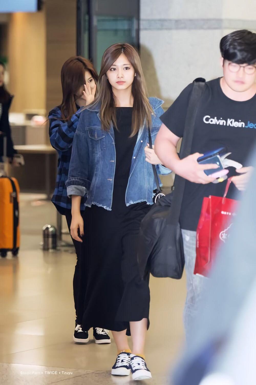 9 Outfit Chic ala Tzuyu Twice, Simple Banget lho Buat Ditiru!