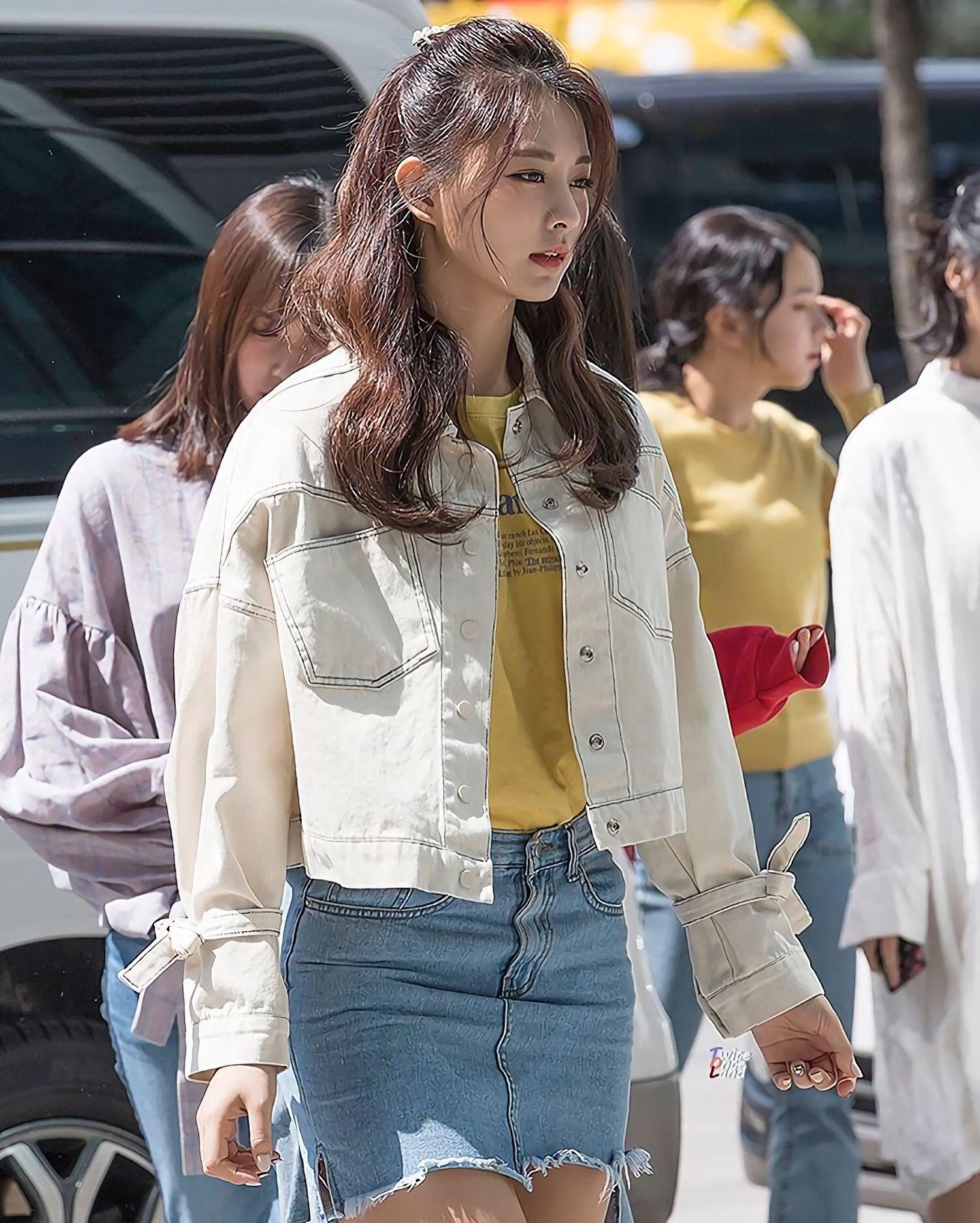 9 Outfit Chic ala Tzuyu Twice, Simple Banget lho Buat Ditiru!