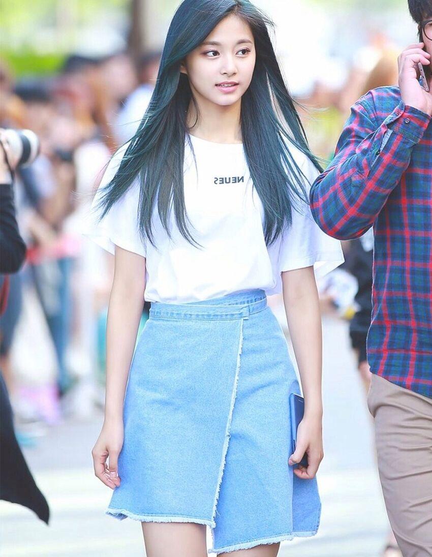 9 Outfit Chic ala Tzuyu Twice, Simple Banget lho Buat Ditiru!