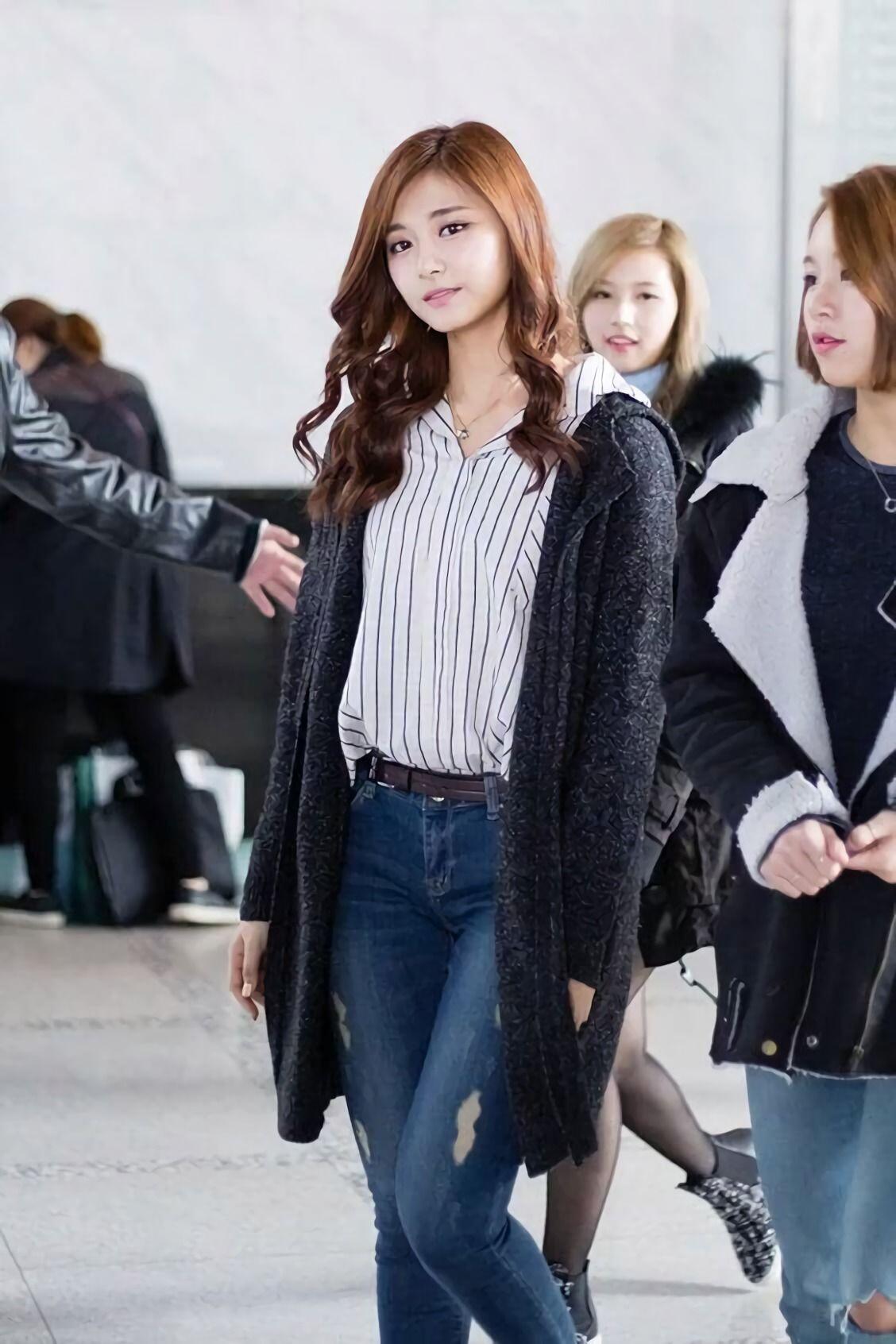 9 Outfit Chic ala Tzuyu Twice, Simple Banget lho Buat Ditiru!