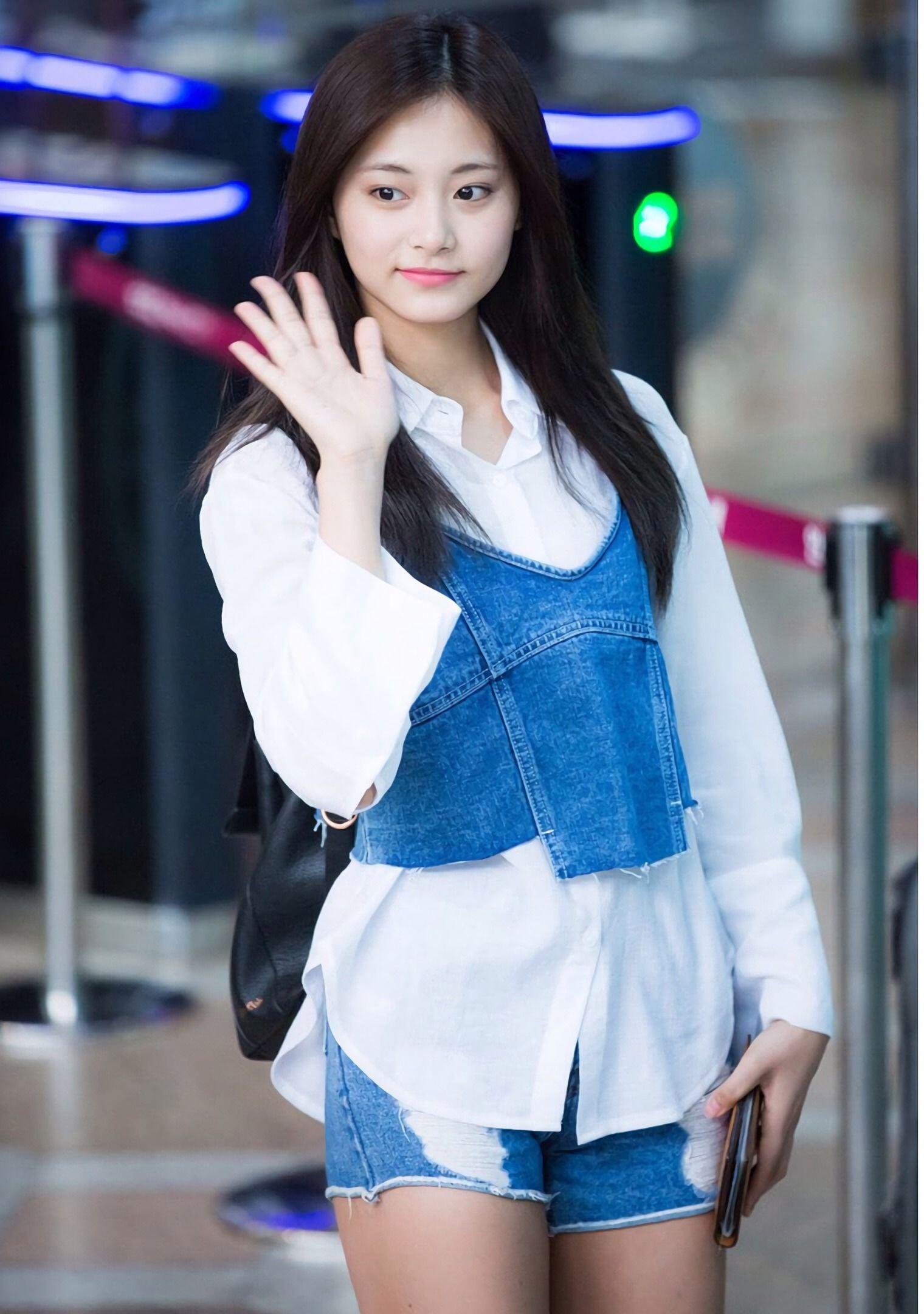 9 Outfit Chic ala Tzuyu Twice, Simple Banget lho Buat Ditiru!