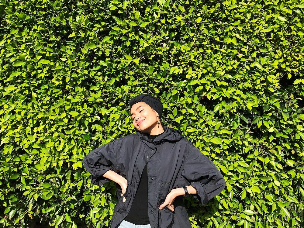 Contek Gaya Hijab Turban Penyanyi Yuna untuk Inspirasi Lebaranmu