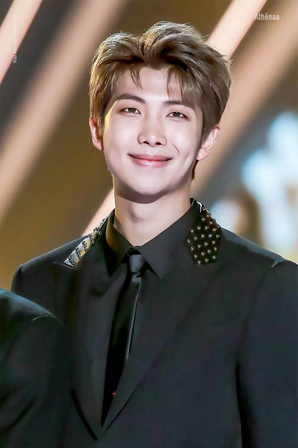 Kemampuan Leadership yang Baik, 5 Idol KPop Ini Cocok Jadi Politisi