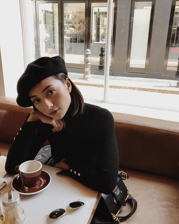 Suka Outfit Hitam? Contek Gaya Lolita Agustine yang Simple Tapi Kece