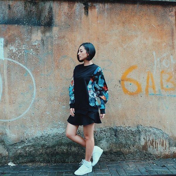 Suka Outfit Hitam? Contek Gaya Lolita Agustine yang Simple Tapi Kece