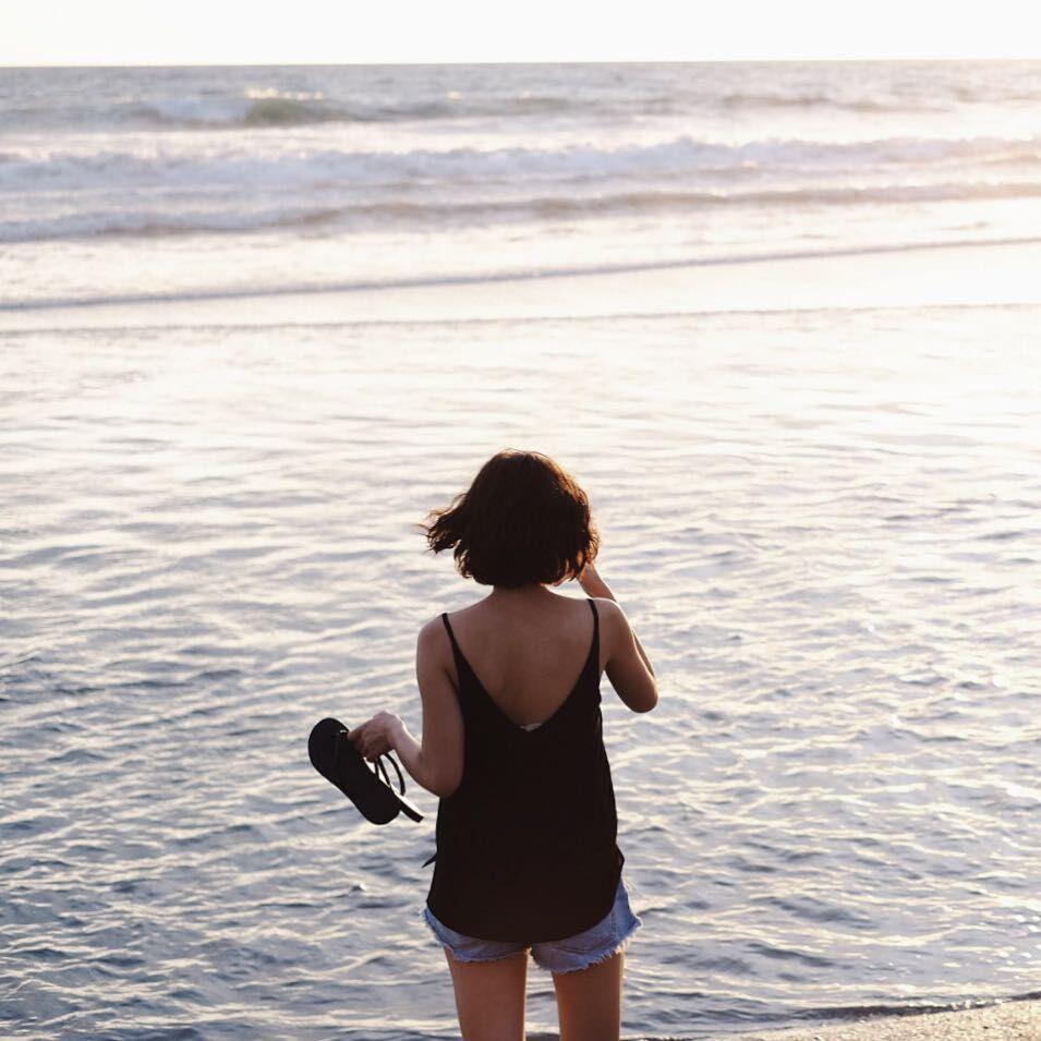 Suka Outfit Hitam? Contek Gaya Lolita Agustine yang Simple Tapi Kece