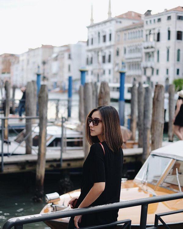 Suka Outfit Hitam? Contek Gaya Lolita Agustine yang Simple Tapi Kece