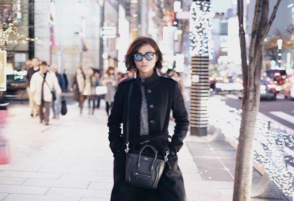 Suka Outfit Hitam? Contek Gaya Lolita Agustine yang Simple Tapi Kece