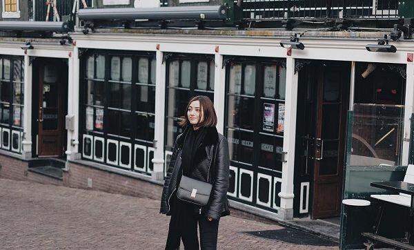 Suka Outfit Hitam? Contek Gaya Lolita Agustine yang Simple Tapi Kece
