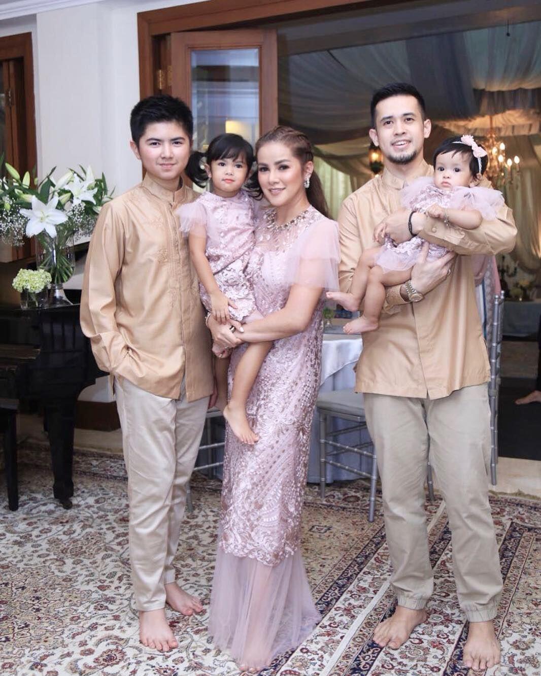 10 Gaya Kompak Seragam Keluarga Artis, Bisa Jadi Insiparasi Lebaran