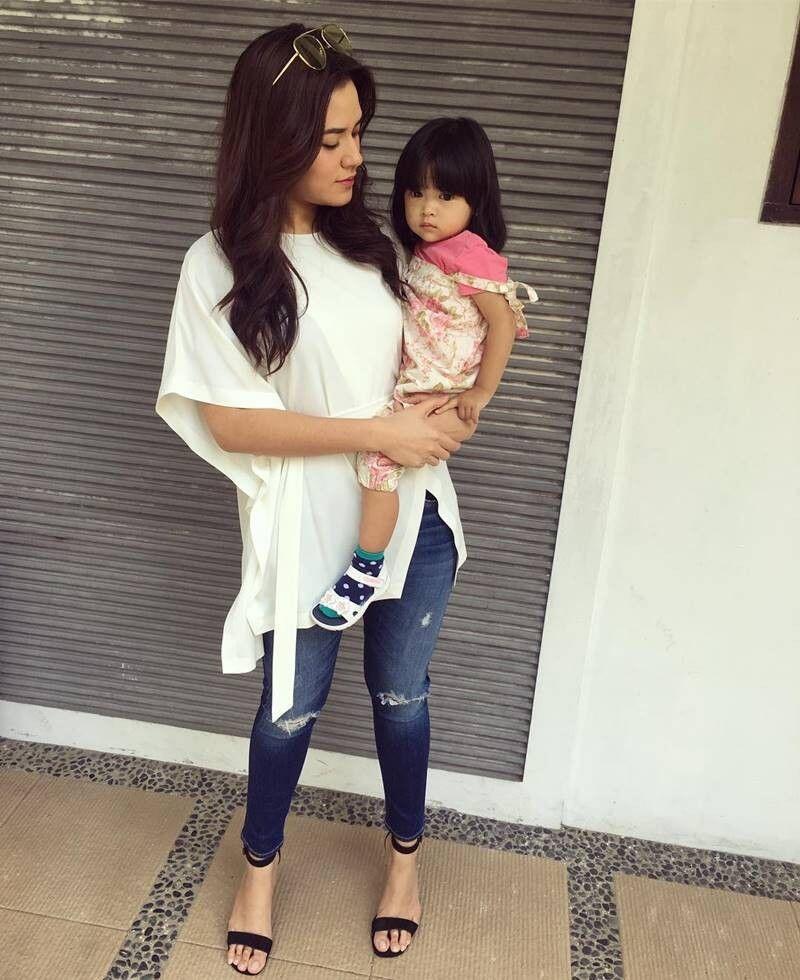 9 Style Jeans ala Raisa Andriana, Simple Tapi Fashionable!