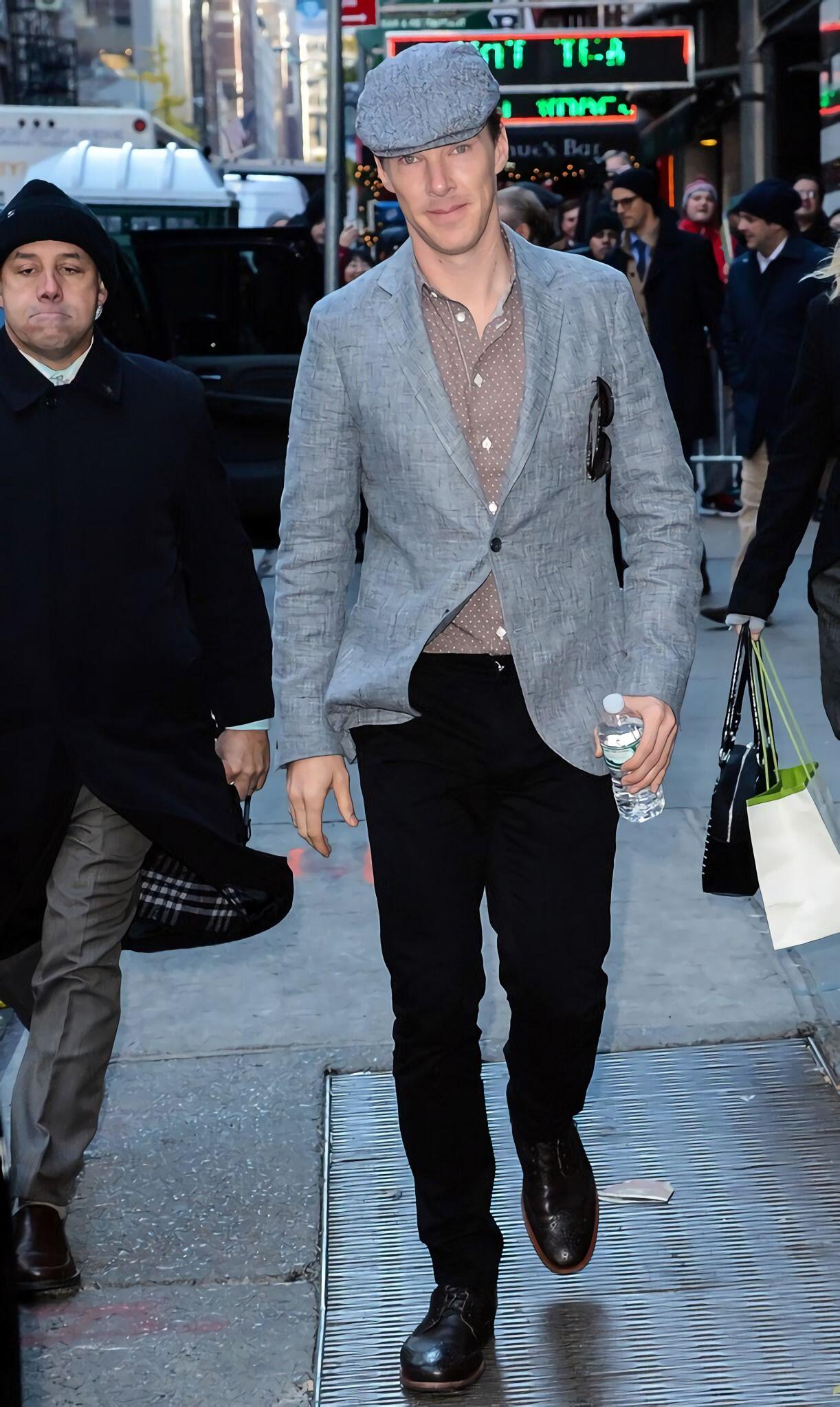 9 Gaya Mix & Match Topi Ala Benedict Cumberbatch, Kece Abis!