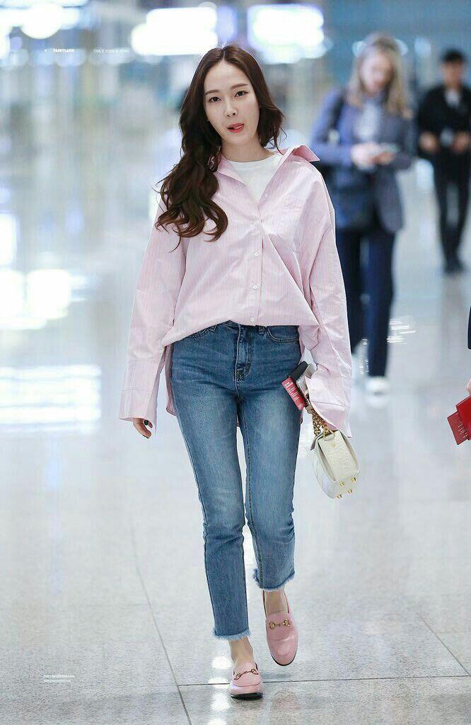 10 Gaya Inspirasi Jeans ala Designer Asal Korea, Jessica Jung