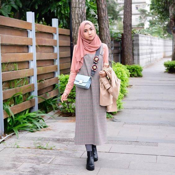 Hijab + Overall Dress = Kombinasi Ciamik yang Bikin Penampilanmu Jadi Manis dan Girly