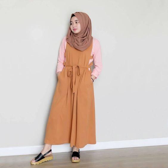 Hijab + Overall Dress = Kombinasi Ciamik yang Bikin Penampilanmu Jadi Manis dan Girly