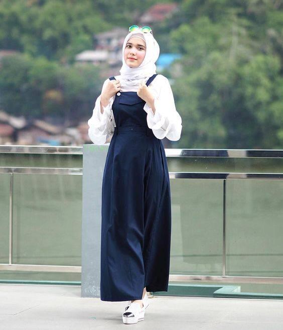 Hijab + Overall Dress = Kombinasi Ciamik yang Bikin Penampilanmu Jadi Manis dan Girly