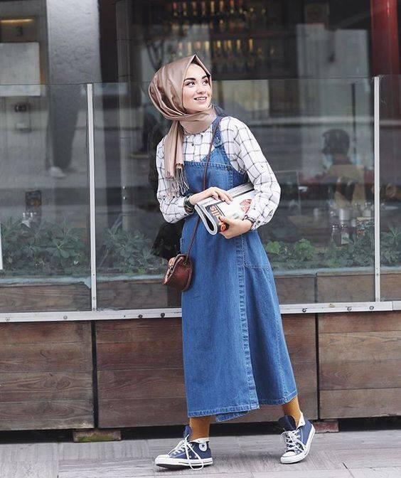 Hijab + Overall Dress = Kombinasi Ciamik yang Bikin Penampilanmu Jadi Manis dan Girly