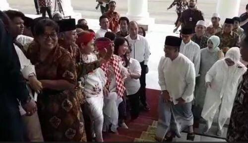 Ketika Anies-Sandi Disoraki Warga yang Antre di Open HouseJokowi

