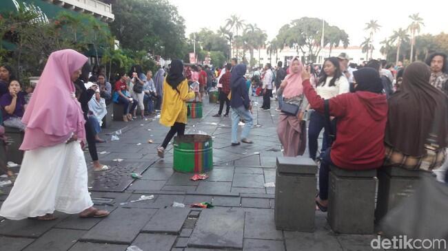 Jorok! Pengunjung Kota Tua Banyak yang Buang Sampah Sembarangan