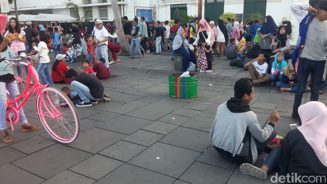 Jorok! Pengunjung Kota Tua Banyak yang Buang Sampah Sembarangan