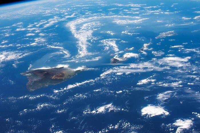 Jatuh dari Langit, Kristal Hijau Mengilap Hujani Masyarakat Hawaii

